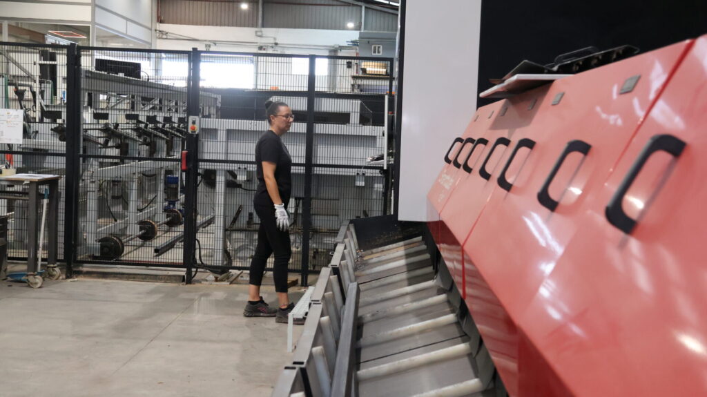 una técnica de Ribaforja manipulando la máquina de láser tubo de última generación TCI